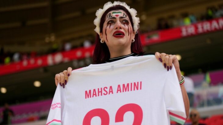 fotografía de Maryam una mujer iraní que protesta en el mundial de qatar 2022 pór la muerte de Mahsa Amini 