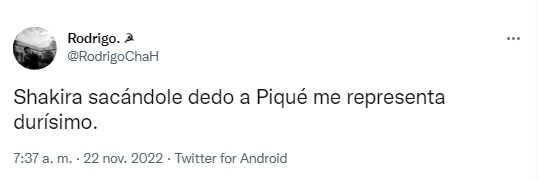 screenshot of a tweet about the comb that Shakira made for Piqué 