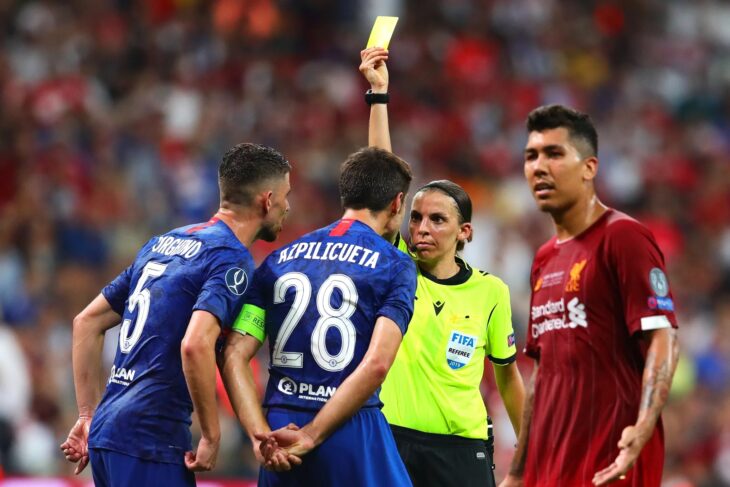 Stéphanie Frappart arbitrando partido de la UEFA 2019