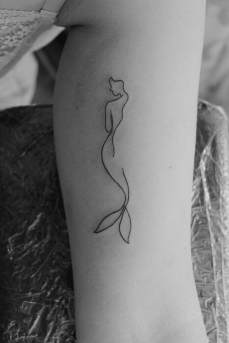 Tatuaje de sirena minimalista