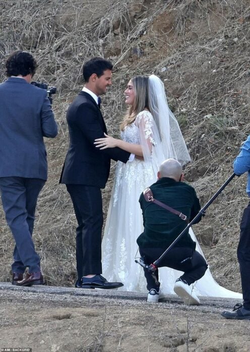 Taylor Lautner en su sesión de fotos de boda con su esposa Taylor Dome y los fotografos al lado