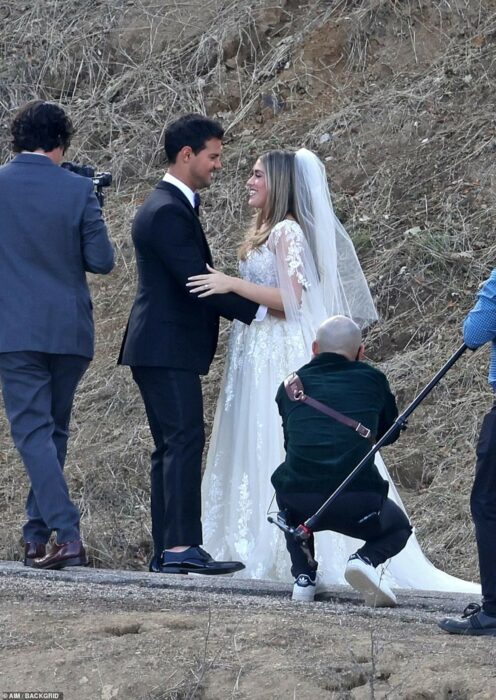 Taylor Lautner en su sesión de fotos de boda con su esposa Taylor Dome y los fotografos al lado