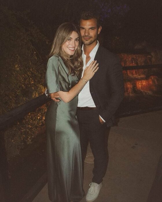 Taylor Lautner posando a lado de su novia Taylor Dome 