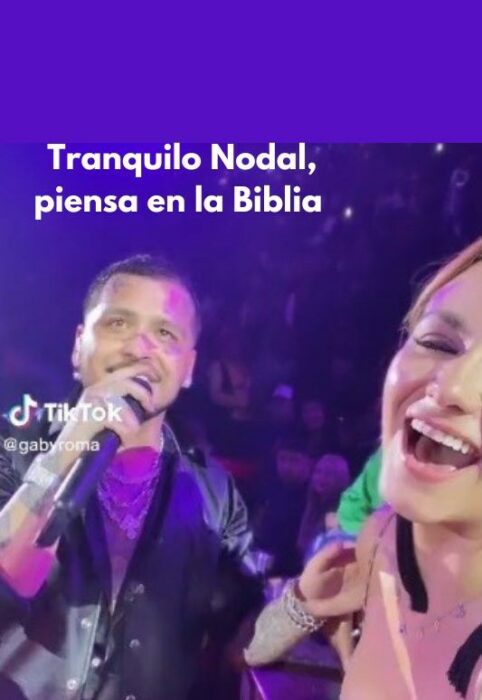 Gaby Roma compartiendo cámara con Christian Nodal quien se pierde en el escote pronunciado de esta 