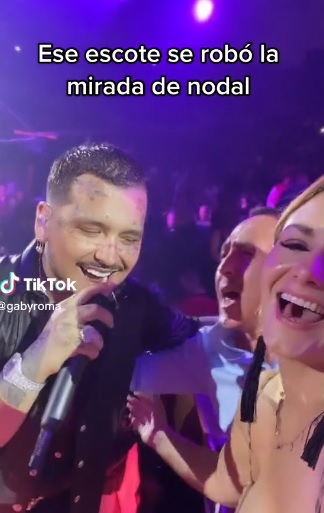 Gaby Roma compartiendo cámara con Christian Nodal quien se pierde en el escote pronunciado de esta 