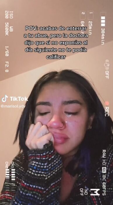 Usuaria de TikTok llorando porque una docente la obligó a exponer el día después de que falleciera su abuelito