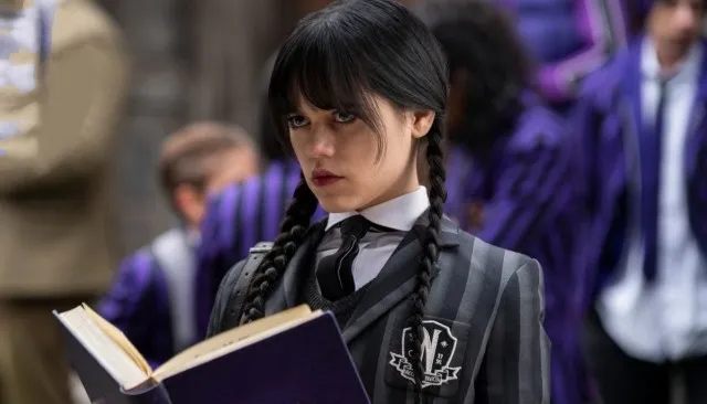 Jenna Ortega como Merlina en la serie Wendesday 