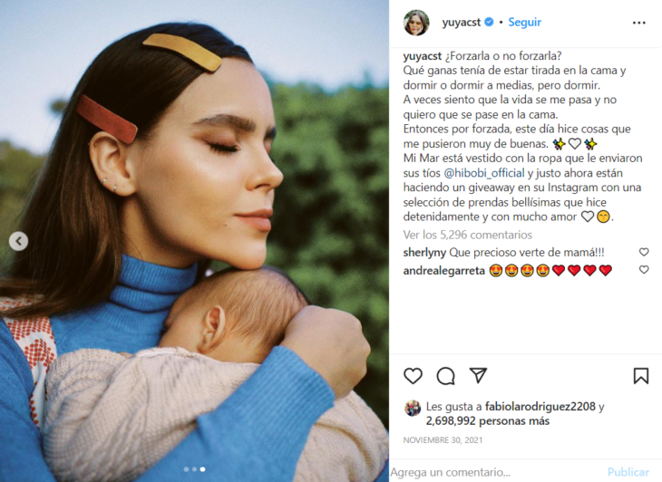 captura de pantalla de Instagram de la influencer Yuya con su pequeño bebe en los brazos ella tiene los ojos cerrados y muestra mucho amor en la imagen