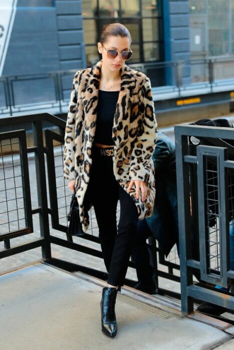 chica con abrigo animal print y outfit negro