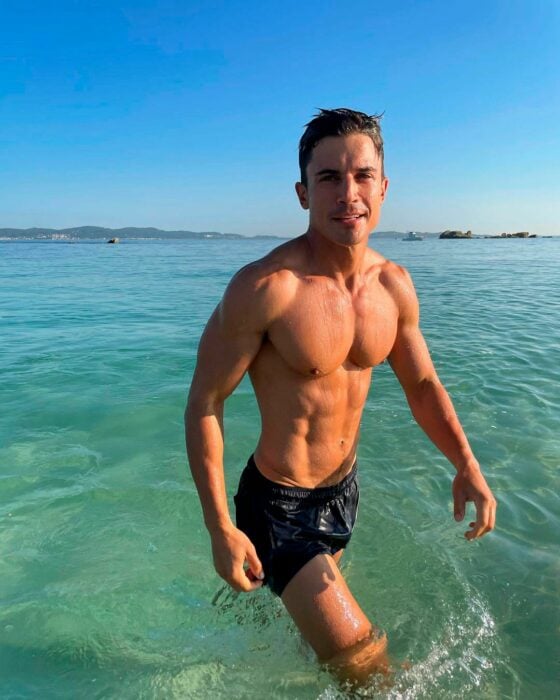 Alex González en la playa y con traje de baño 