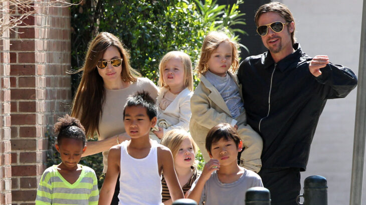 Angelina Jolie y Brad Pitt con sus seis hijos