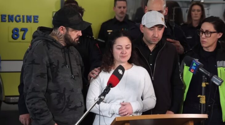 Jayme Erickson paramédica canadiense dando comunicado a la prensa