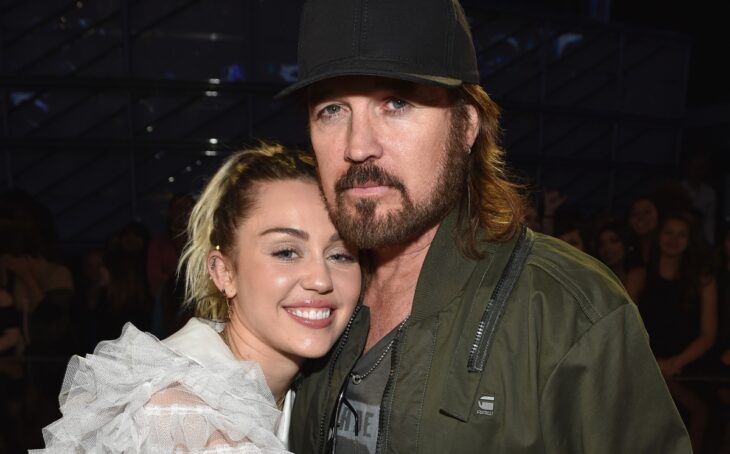 Miley Cyrus y Billy Ray abrazados