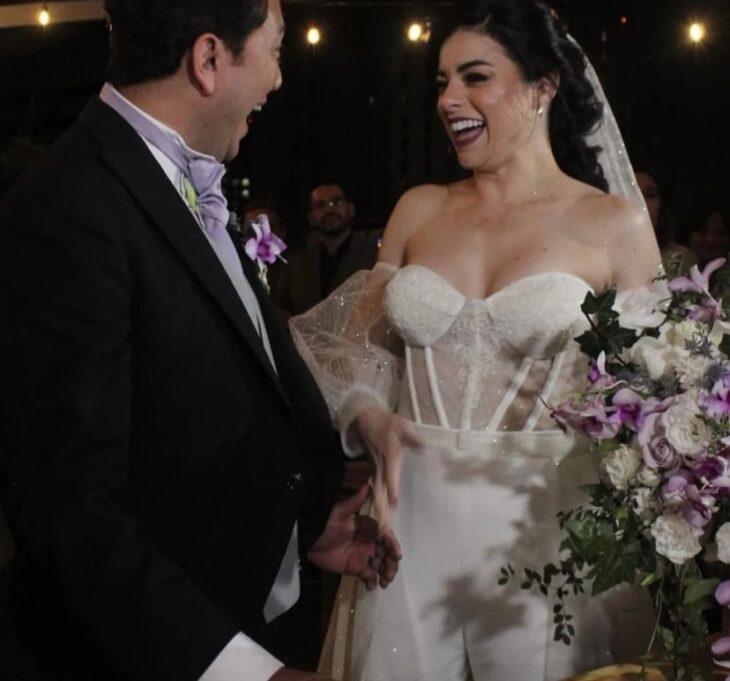 Violeta Isfel feliz en su boda con Raúl Bernal 