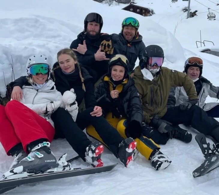 Liam Hemsworth, su familia y Gabriella Brooks posando en la nieve con ropa de esquí