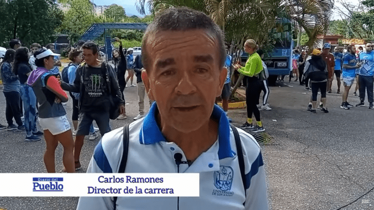 Hombre director de carrera femenina hablando a los medios