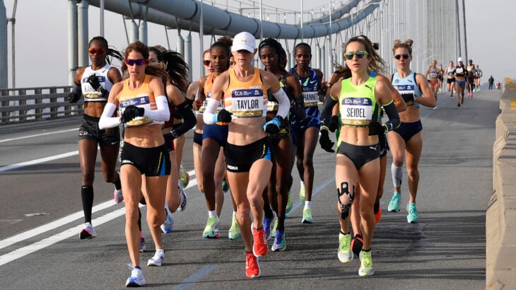 Mujeres atletas corriendo maratón