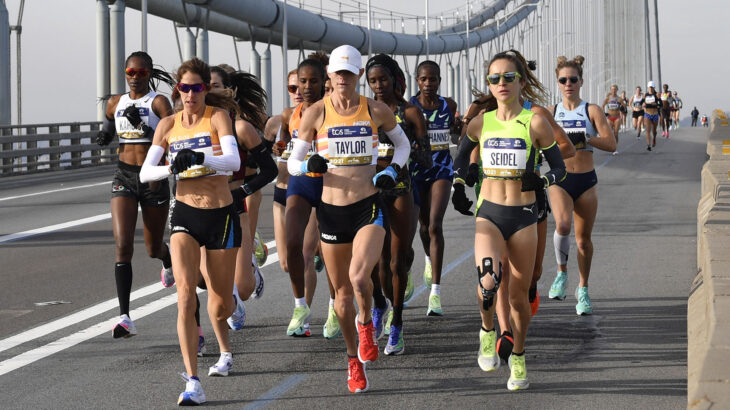 Mujeres atletas corriendo maratón