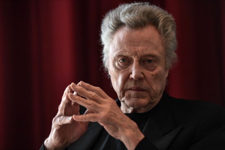 Christopher walken sentado con las manos al frente