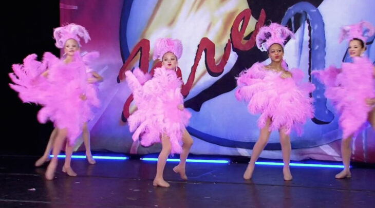 niñas bailarinas con atuendos de plumas rosas del show Dance moms