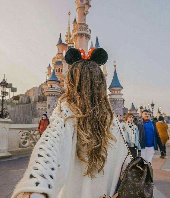 chica frente al castillo de disney