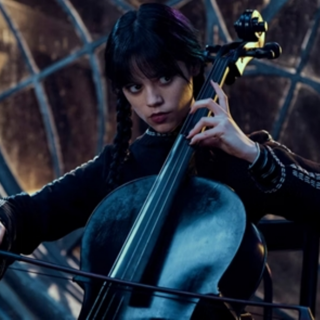 Merlina tocando el cello 
