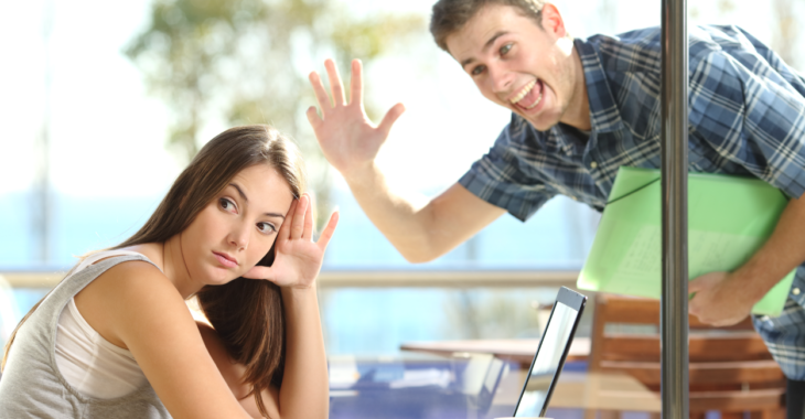 mujer tapándose la cara ignorando a hombre que la está saludando