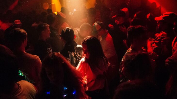 gente bailando en un bar