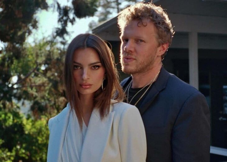 Emily Ratajkowski y Sebastian Bear-McClard posando en un exterior