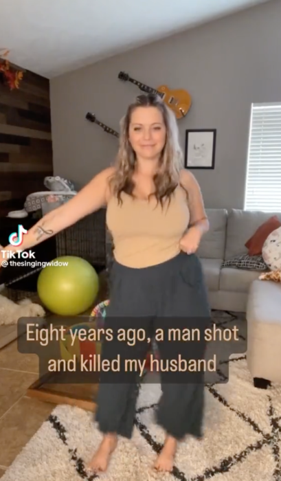 tiktoker bailando mientras cuenta como mataron a marido video viral