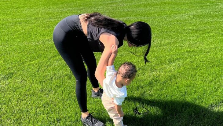 Kylie jenner jugando con su hijo