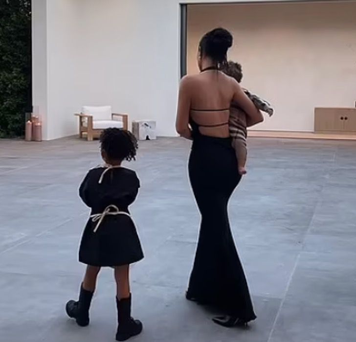 Kylie Jenner con sus dos hijos de espaldas