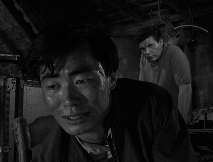 hombre japonés con veterano de la segunda guerra mundial, escena de la serie la dimensión desconocida a blanco y negro 1964