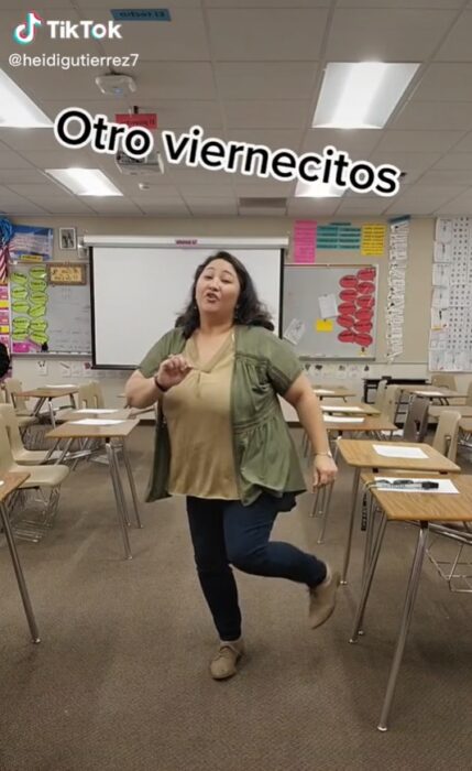 Maestra en salón de clases bailando Heidi gutiérrez