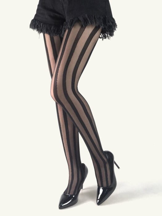 Mujer con short negro y medias de rayas negras