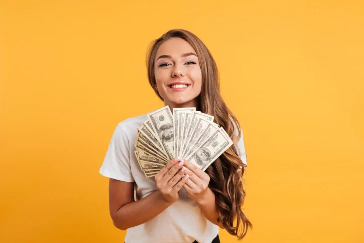 Mujer con mucho dinero en billetes