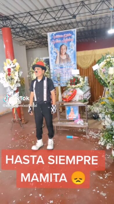 payaso en el funeral de su mamá