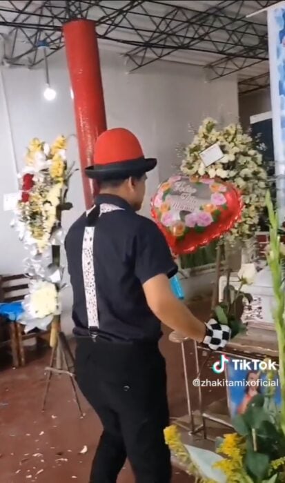 payaso zhakita mix en el funeral de su mamá le lleva un globo y una flor