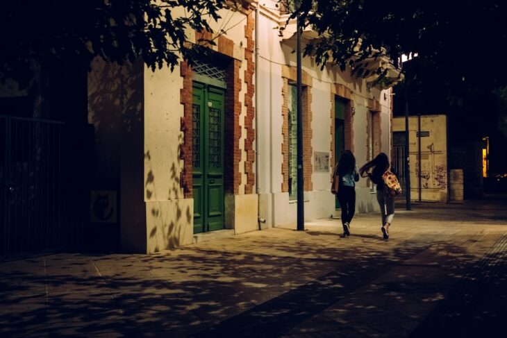 2 mujeres caminando por la calle