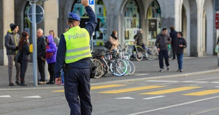 policía de tránsito suizo parado en media calle