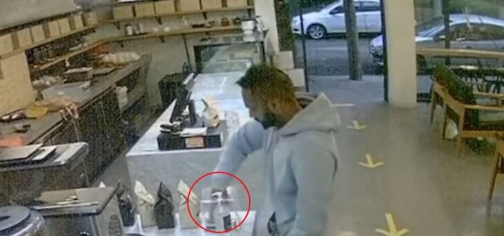 Hombre robando un billete de las propinas en restaurante de Polanco Ciudad de México