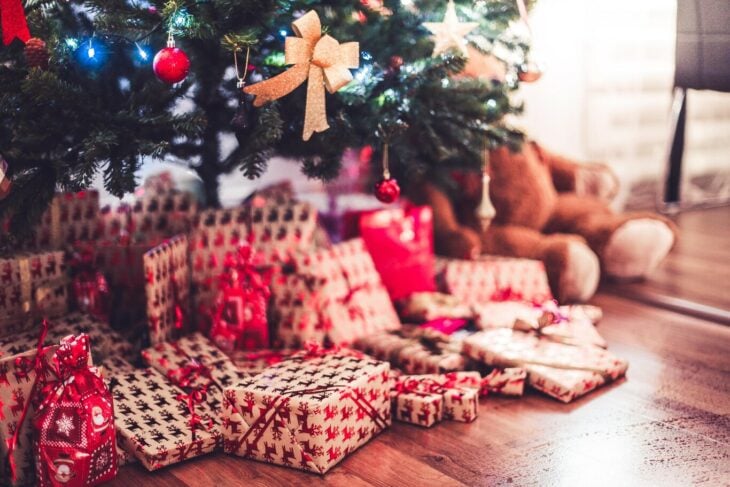 regalos de navidad envueltos abajo del pino de navidad