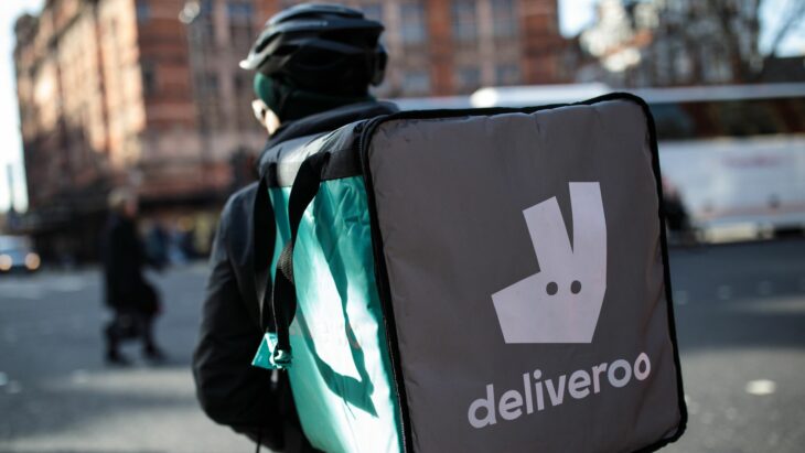 Hombre repartidor de comida con mochila de deliveroo