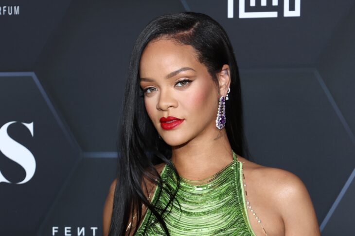 rihanna con vestido verde