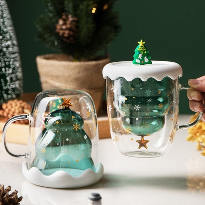Taza de cristal pino navideño; 16 Tazas navideñas perfectas para el intercambio de regalos