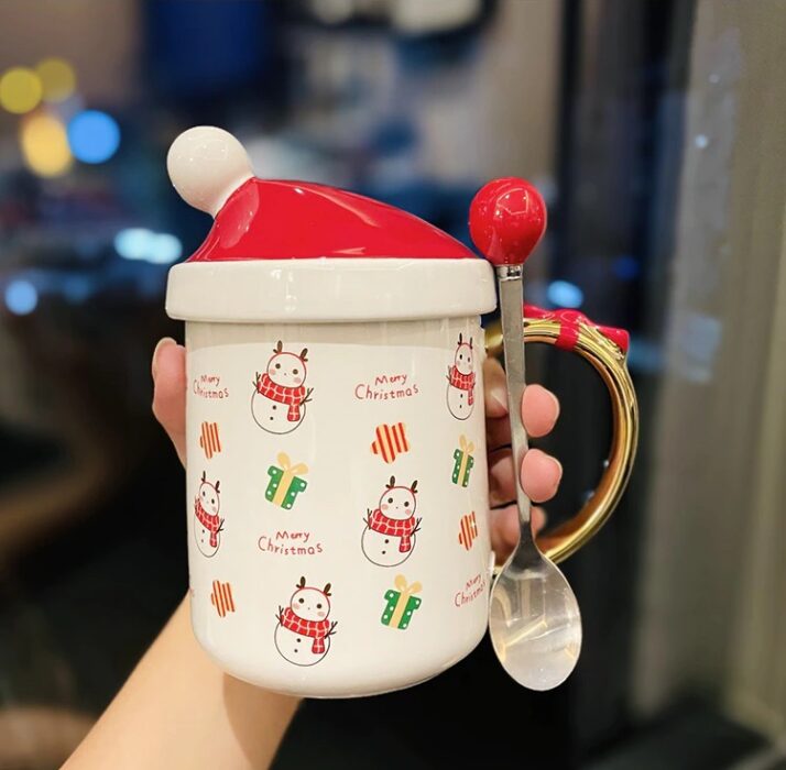 Taza con cuchara; 16 Tazas navideñas perfectas para el intercambio de regalos