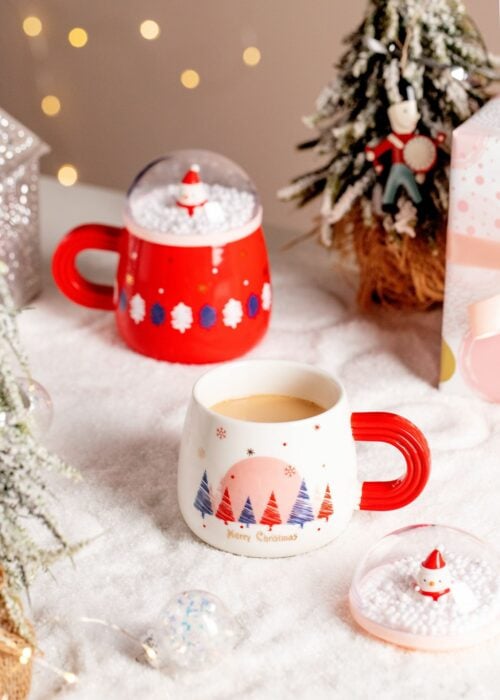 Taza de ceramica blanca con rojo; 16 Tazas navideñas perfectas para el intercambio de regalos