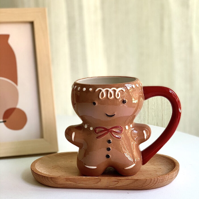 Taza muñeco de gengibre; 16 Tazas navideñas perfectas para el intercambio de regalos