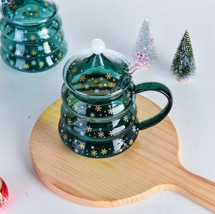 Taza de pino; 16 Tazas navideñas perfectas para el intercambio de regalos