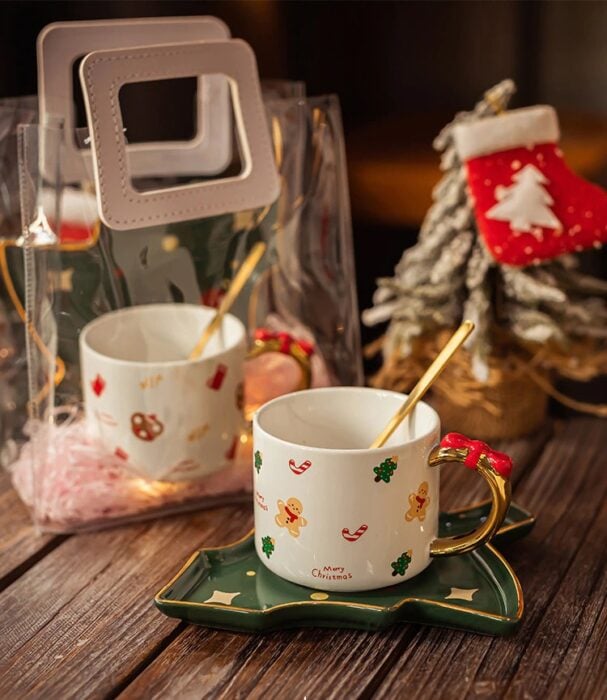 Taza con soporte de pino; 16 Tazas navideñas perfectas para el intercambio de regalos